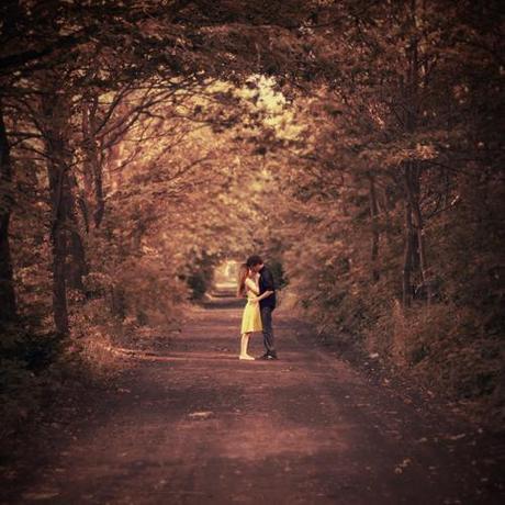 http://fc07.deviantart.net/fs70/f/2010/167/1/5/Love_is_in_the_air_by_patrycjanna.jpg