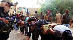 Militantes de Estado Islámico apuntan a un grupo de soldados iraquíes. (Archivo/ GTRES)
