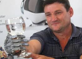 Gracias a una protesis fabricada con una impresora 3D, un hombre podra volver a usar la mano.