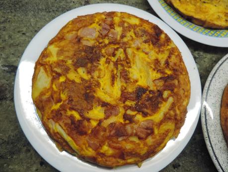 Pastel de tortillas de pasta a la carbonara, cebolla, atún, patata, calabacin y queso.