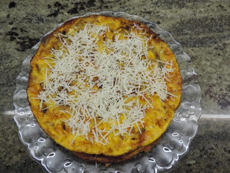 Pastel de tortillas de pasta a la carbonara, cebolla, atún, patata, calabacin y queso.