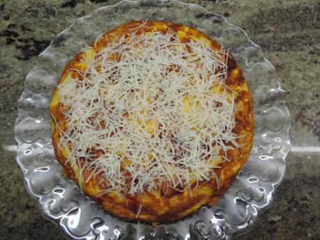Pastel de tortillas de pasta a la carbonara, cebolla, atún, patata, calabacin y queso.