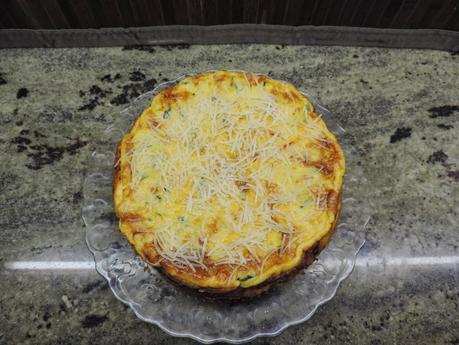 Pastel de tortillas de pasta a la carbonara, cebolla, atún, patata, calabacin y queso.