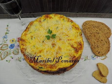 Pastel de tortillas de pasta a la carbonara, cebolla, atún, patata, calabacin y queso.