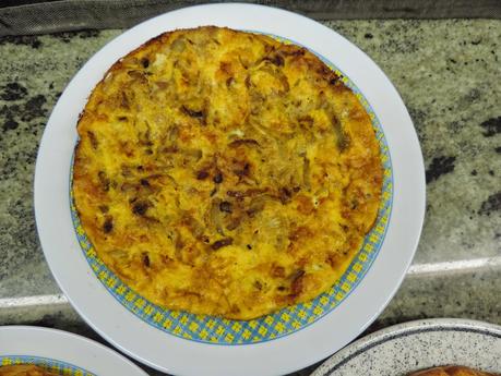 Pastel de tortillas de pasta a la carbonara, cebolla, atún, patata, calabacin y queso.