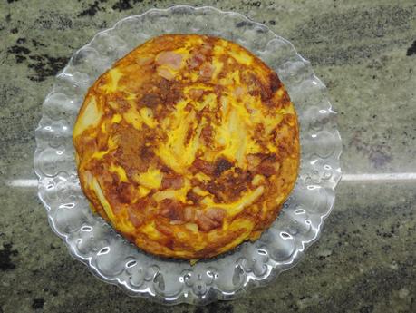 Pastel de tortillas de pasta a la carbonara, cebolla, atún, patata, calabacin y queso.