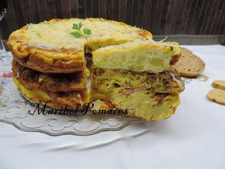 Pastel de tortillas de pasta a la carbonara, cebolla, atún, patata, calabacin y queso.