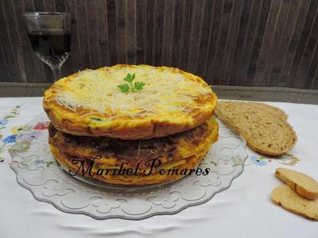 Pastel de tortillas de pasta a la carbonara, cebolla, atún, patata, calabacin y queso.