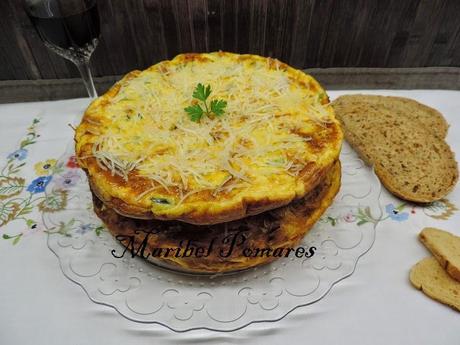 Pastel de tortillas de pasta a la carbonara, cebolla, atún, patata, calabacin y queso.