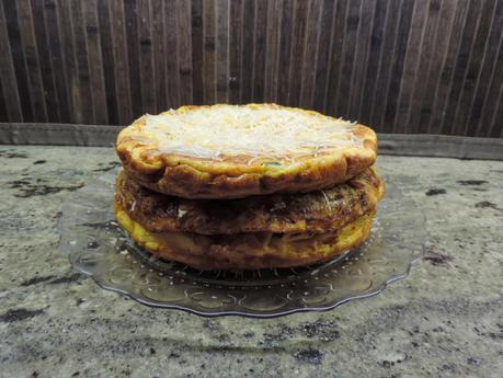 Pastel de tortillas de pasta a la carbonara, cebolla, atún, patata, calabacin y queso.