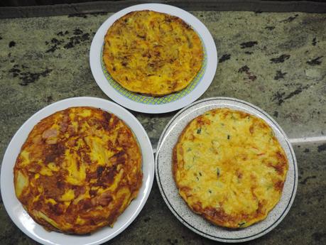 Pastel de tortillas de pasta a la carbonara, cebolla, atún, patata, calabacin y queso.
