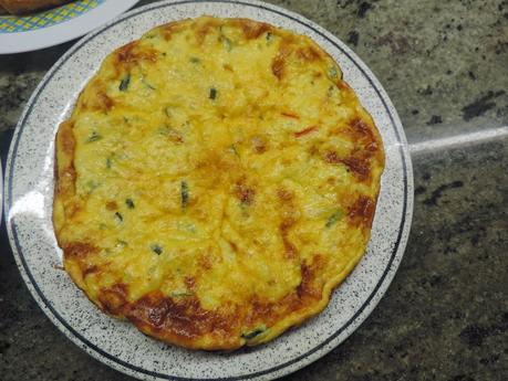 Pastel de tortillas de pasta a la carbonara, cebolla, atún, patata, calabacin y queso.