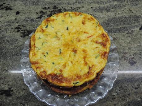 Pastel de tortillas de pasta a la carbonara, cebolla, atún, patata, calabacin y queso.