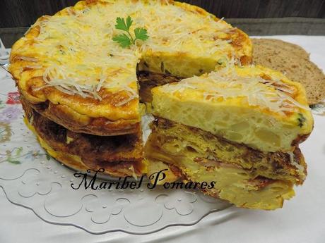 Pastel de tortillas de pasta a la carbonara, cebolla, atún, patata, calabacin y queso.
