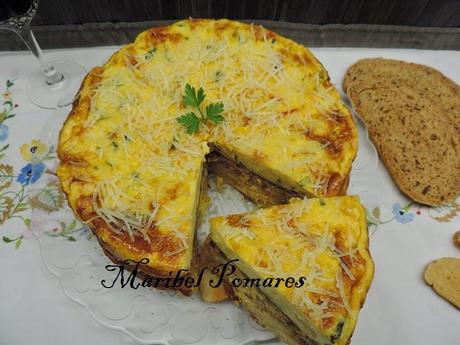 Pastel de tortillas de pasta a la carbonara, cebolla, atún, patata, calabacin y queso.
