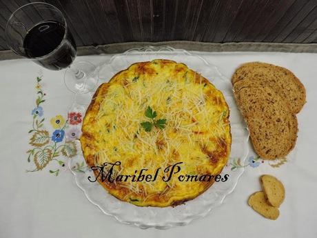 Pastel de tortillas de pasta a la carbonara, cebolla, atún, patata, calabacin y queso.