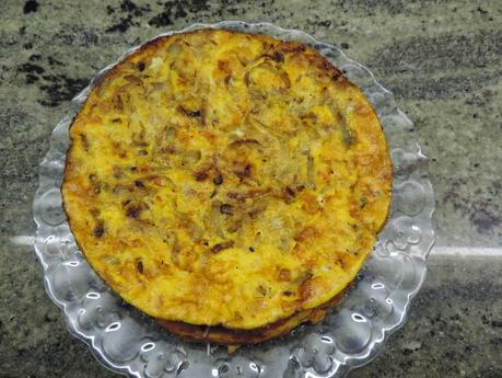 Pastel de tortillas de pasta a la carbonara, cebolla, atún, patata, calabacin y queso.