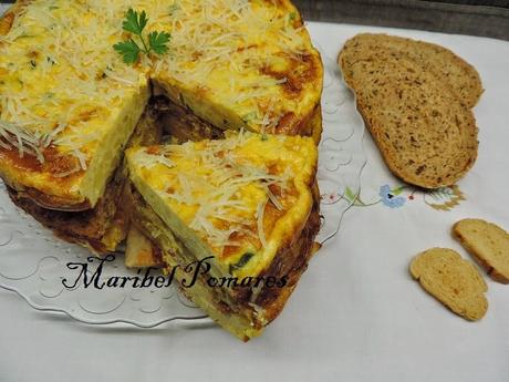 Pastel de tortillas de pasta a la carbonara, cebolla, atún, patata, calabacin y queso.
