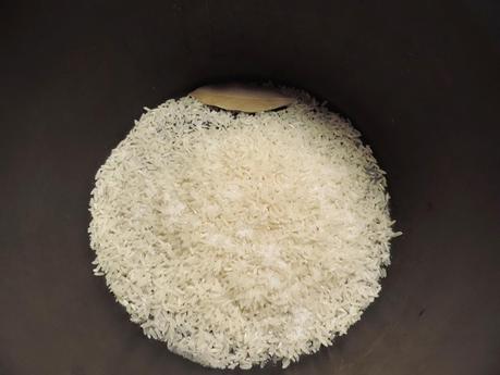 Brochetas de salchichas de pollo, bacon, pimiento y queso con arroz blanco.