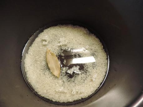 Brochetas de salchichas de pollo, bacon, pimiento y queso con arroz blanco.