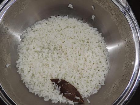 Brochetas de salchichas de pollo, bacon, pimiento y queso con arroz blanco.