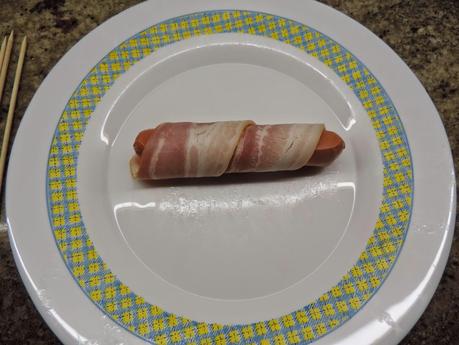 Brochetas de salchichas de pollo, bacon, pimiento y queso con arroz blanco.