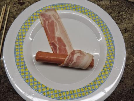 Brochetas de salchichas de pollo, bacon, pimiento y queso con arroz blanco.