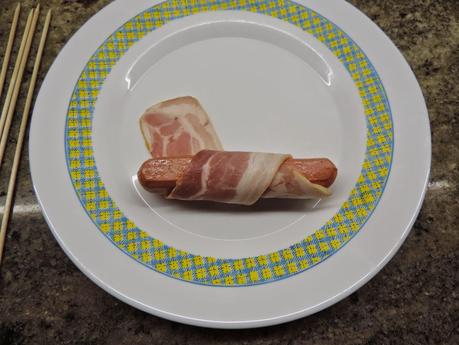 Brochetas de salchichas de pollo, bacon, pimiento y queso con arroz blanco.