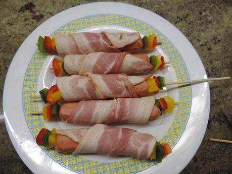 Brochetas de salchichas de pollo, bacon, pimiento y queso con arroz blanco.