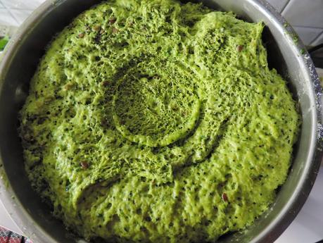 Pan integral de espinacas y semillas de amapola, linaza y sésamo en olla programable.