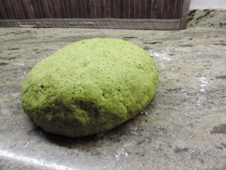 Pan integral de espinacas y semillas de amapola, linaza y sésamo en olla programable.