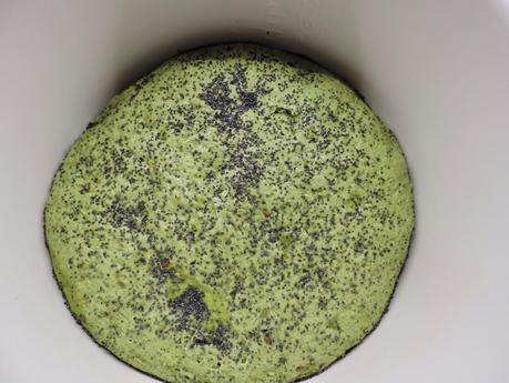 Pan integral de espinacas y semillas de amapola, linaza y sésamo en olla programable.