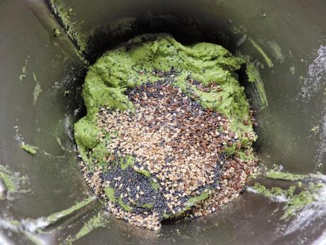 Pan integral de espinacas y semillas de amapola, linaza y sésamo en olla programable.