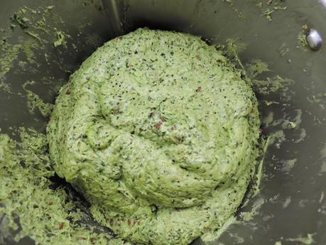 Pan integral de espinacas y semillas de amapola, linaza y sésamo en olla programable.