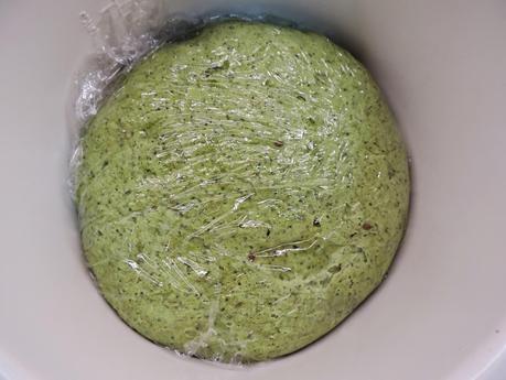 Pan integral de espinacas y semillas de amapola, linaza y sésamo en olla programable.