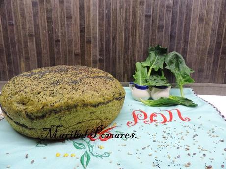 Pan integral de espinacas y semillas de amapola, linaza y sésamo en olla programable.