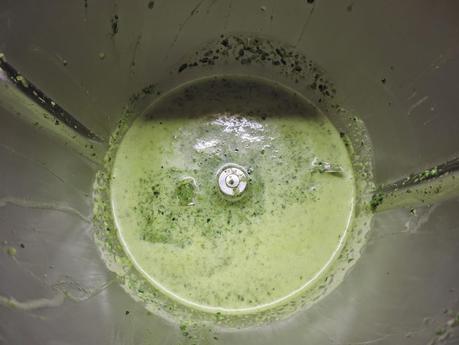 Pan integral de espinacas y semillas de amapola, linaza y sésamo en olla programable.