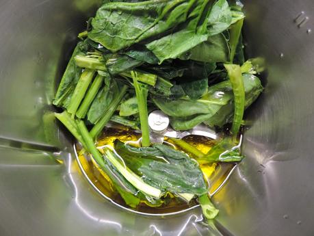 Pan integral de espinacas y semillas de amapola, linaza y sésamo en olla programable.