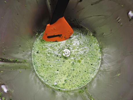 Pan integral de espinacas y semillas de amapola, linaza y sésamo en olla programable.