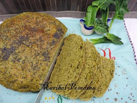 Pan integral de espinacas y semillas de amapola, linaza y sésamo en olla programable.