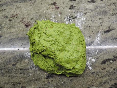 Pan integral de espinacas y semillas de amapola, linaza y sésamo en olla programable.