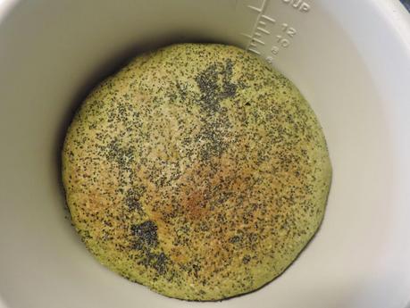 Pan integral de espinacas y semillas de amapola, linaza y sésamo en olla programable.