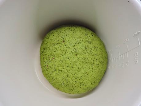 Pan integral de espinacas y semillas de amapola, linaza y sésamo en olla programable.