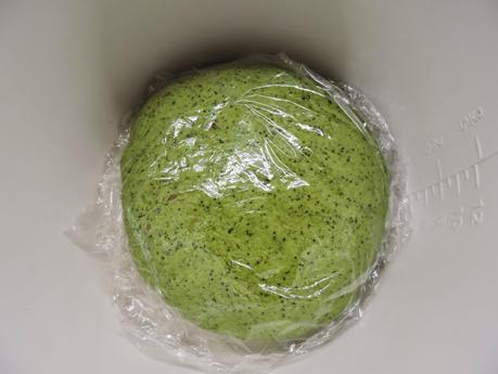 Pan integral de espinacas y semillas de amapola, linaza y sésamo en olla programable.