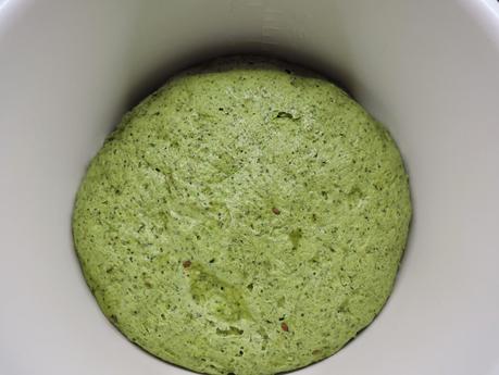 Pan integral de espinacas y semillas de amapola, linaza y sésamo en olla programable.