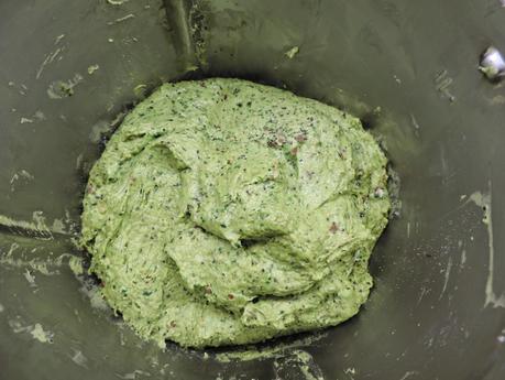 Pan integral de espinacas y semillas de amapola, linaza y sésamo en olla programable.