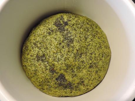 Pan integral de espinacas y semillas de amapola, linaza y sésamo en olla programable.