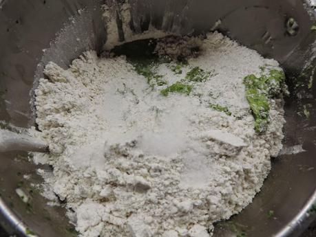 Pan integral de espinacas y semillas de amapola, linaza y sésamo en olla programable.