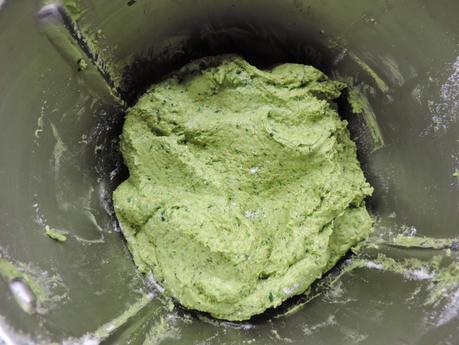 Pan integral de espinacas y semillas de amapola, linaza y sésamo en olla programable.