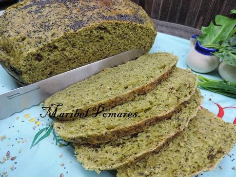 Pan integral de espinacas y semillas de amapola, linaza y sésamo en olla programable.